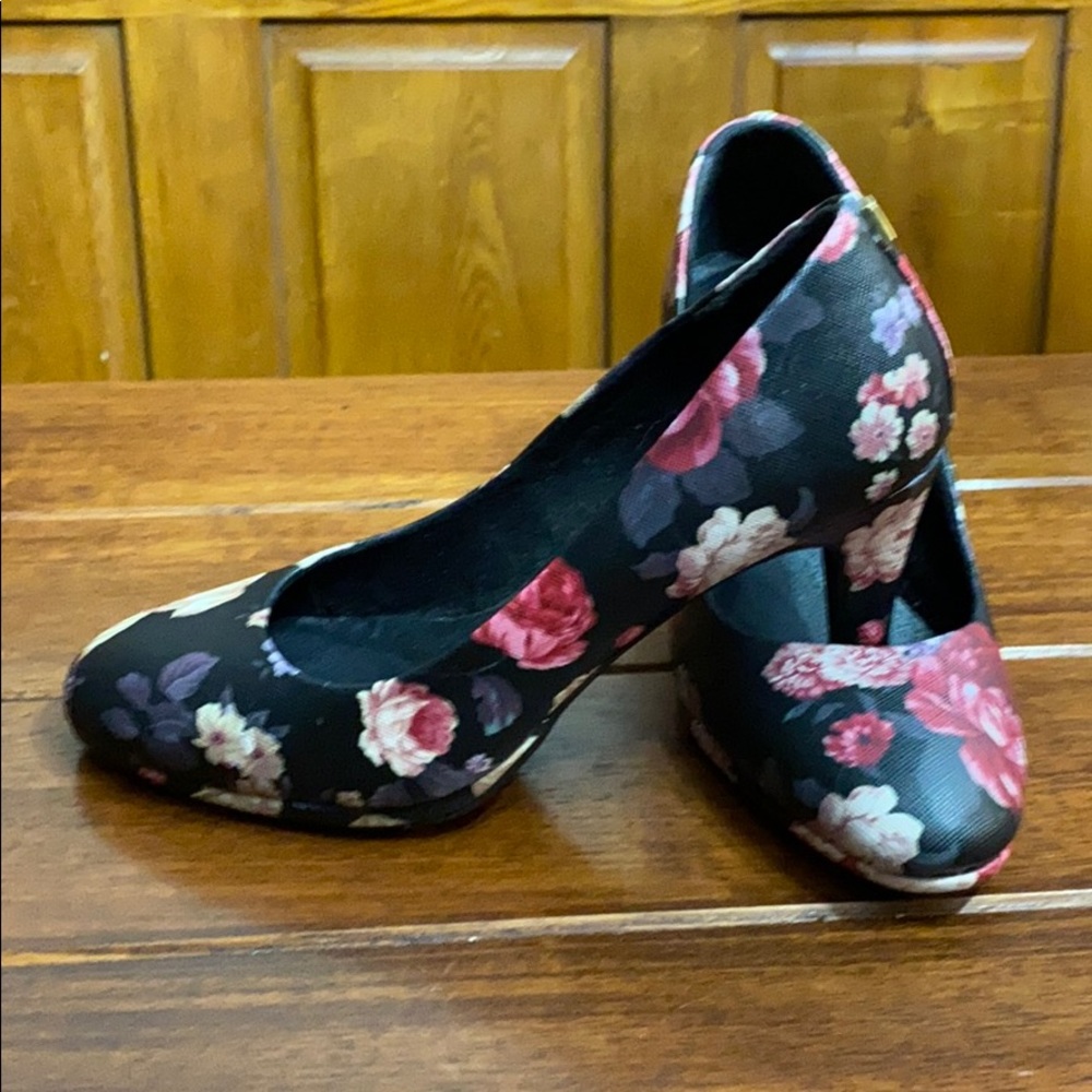 High heels with flowers